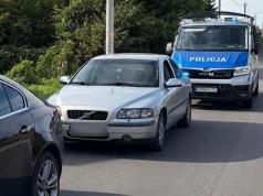 Jechała zygzakiem i zjeżdżała na przeciwległy pas. Miała ponad promil
