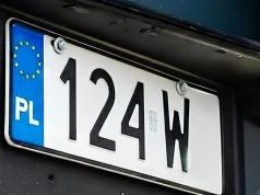 Odwrócone tablice rejestracyjne. Dostanie je 255 tys. aut