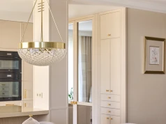 Apartament pod Gdynią niczym z paryskiej kamienicy. Zamiast przepychu, ukryte rozwiązania
