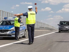 Kierowca przekroczył prędkość o 10 km/h. Czy policjant wlepi mandat?