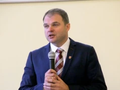 Czy mamy naprawiać szpital poprzez budowę wiaty?” Brewka ostro o nowej inwestycji