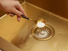 Czuć kanalizację z odpływu? Zanim wsypiesz sodę, wlej tam wodę. Ten prosty test wiele wyjaśnia