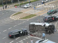 Zderzenie busa z Audi. Bus na boku. Kierujący Audi oddalił się z miejsca zdarzenia