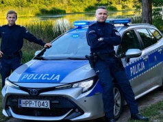 Policjanci zauważyli pożar podczas patrolu. Ewakuowali pięć osób, jeden z nich trafił do szpitala