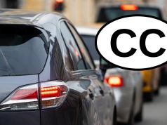 Co daje naklejka CC na samochodzie? Kierowcy często źle rozumieją ten skrót
