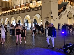 Mieszkańcy mają dosyć nocnych imprez na Starym Mieście. UMK: „W przypadku zgłoszenia zgromadzenia w trybie uproszczonym zakazu nie można wydać”