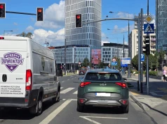 Czy kiedy stoisz legalnie na buspasie, to obowiązują Cię znaki dla autobusów?