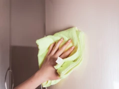 Mycie matowych mebli kuchennych. Skuteczny sposób na ślady palców i smugi