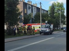 3-latek odpalił Audi rodziców i przejechał 20 metrów. Wjechał w skrzynkę internetową na osiedlu w Lędzinach