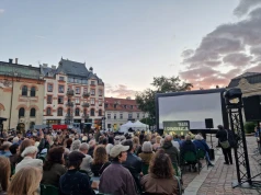 Teatr wyszedł na plac. Krakowianie licznie przyszli na rozmowę o demokracji