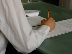 Wykrywacze AI w esejach mylą się w co piątym przypadku, uczelnie tracą kontrolę nad ocenianiem