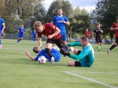 Derby powiatu w Kołaczycach dla Tempa Nienaszów. Damian Niemczyński obronił rzut karny w doliczonym czasie gry. Trzy czerwone kartki