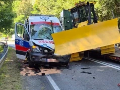 Spychacz uderzył w ambulans. Trzy osoby ranne