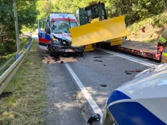 Spychacz spadł z lawety i uderzył w karetkę. Trzy osoby trafiły do szpitali (Galeria)