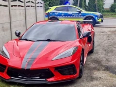 Kupił Corvette w Stanach, tablice zamówił w internecie. Teraz ma poważne kłopoty