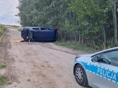 Pijany, z zakazem i poszukiwany. 26-latek dachował, uciekając przed Policją