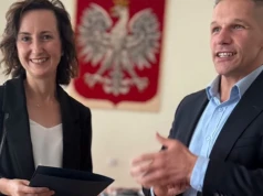 Nauczycielka Aleksandra Materla z aktem mianowania