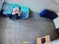 Znaleźli go w zaroślach. Na rękach trzymał 11-miesięczną córkę