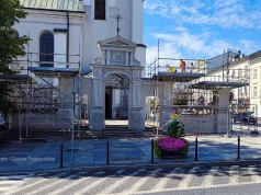 Piotrków. Rzeźby zniknęły z Bramy Bernardyńskiej