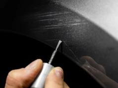 Zarysowałeś auto na parkingu? Jedna decyzja może kosztować cię znacznie więcej niż mandat