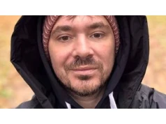 Daniel Martyniuk przyłapany na ulicy w Warszawie. Puszczał dymka i gawędził pod blokiem