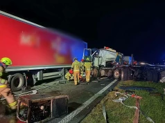 Groźne zdarzenia na S7. Najpierw przewróciła się laweta, później zderzyły się ciężarówki