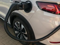Nie masz własnej ładowarki? Elektryk i tak może być tańszy od benzyny