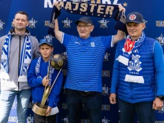 Mistrzowskie trofeum Lecha Poznań w Strzałkowie
