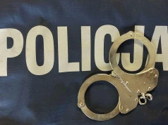 Krewka seniorka z zarzutami. 75-latka ukradła jedzenie, pobiła ochroniarza i znieważyła policjantów