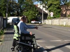 Krótka droga, wiele przeszkód. Jaworznianin pokazuje, z czym mierzy się na wózku