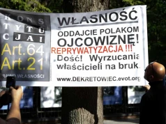 Ziemianie i ofiary dekretu Bieruta protestują przed siedzibą premiera. Chcą zwrotu zagrabionego majątku