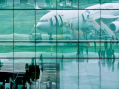 Indonezja ponownie otwiera wszystkie swoje lotniska, gdy popiół wulkanu opadnie
