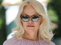 59-letnia Pamela Anderson w Wenecji. Liliowa stylizacja przyciągała wzrok