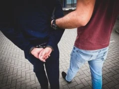 Białystok: Szli przez miasto i napadali ludzi. Na widok policji próbowali wmieszać się w grupę młodzieży