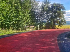 Czerwony asfalt na polskich drogach. Nie chodzi o ścieżki rowerowe