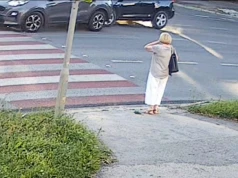 Jeden zatrzymał się przepuścić pieszą, drugi nie wyhamował. Kobieta aż złapała się za głowę