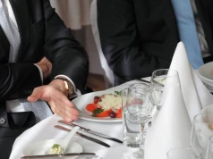 "Dajcie 8 mln". Biznesmen nagrał w restauracji propozycję łapówki. Oskarża prawą rękę ministra