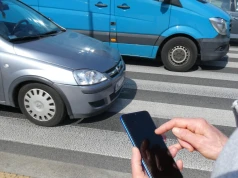 Telefon w ręce na przejściu dla pieszych. Kiedy grozi 300 zł mandatu?