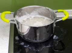 Już nic nie kipi mi z garnka. Smaruję tym brzegi i wreszcie mam spokój