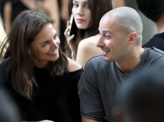 New York Fashion Week 2026. Katie Holmes promienieje u boku partnera