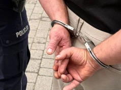 Jaki ojciec, taki syn. Próbowali ukraść alkohol ze sklepu i zaatakowali ochroniarza