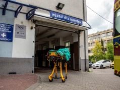 Interwencja ZRM przy ul. Limanowskiego w Olsztynie. W szpitalu 49-latkę „odwiedziła” policja
