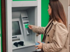 Polacy oszczędzają i...tracą. Tyle pieniędzy zalega w bankach