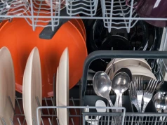 Ten prosty trik działa w zmywarce. Sztućce odzyskują połysk