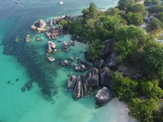 Zobacz azjatyckie Seszele! 🌊😍 Egzotyczna wyspa Belitung (Indonezja) + zwiedzanie Singapuru za 3039 PLN 🌴✈️