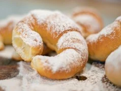Kruche rogaliki z dżemem do śniadaniówki. Są pyszne i mięciutkie, a jednak zdrowsze niż tradycyjne
