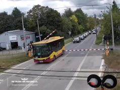 Kolejny groźny incydent na przejeździe kolejowym. Autobus z pasażerami znalazł się między rogatkami