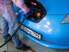 Rosjanie mają dość kolejek po paliwo. Rzucili się na samochody elektryczne