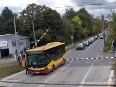 Autobus zatrzymał się na przejeździe kolejowym! “Co za pajac”
