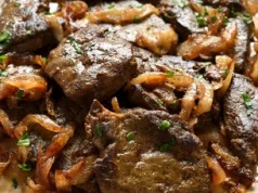 Pokrój na kawałki i usmaż z cebulką. Taka wątróbka skusi nawet tych, którzy nienawidzili jej w PRL-u
